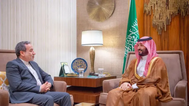 ईरान के विदेश मंत्री अब्बास अराग़ची और सऊदी प्रिंस मोहम्मद बिन सलमान