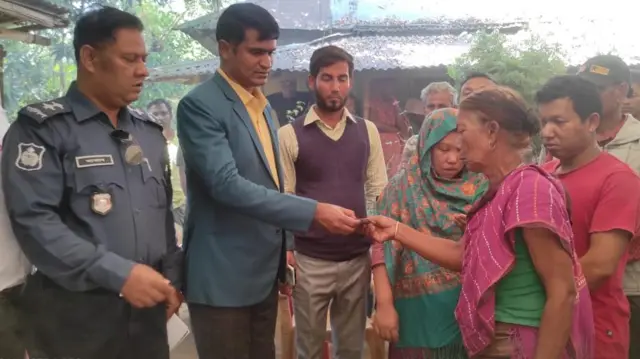 ক্ষতিপূরণ দিচ্ছেন ইউএনও