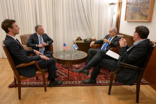 နေတန်ညာဟုနဲ့ စတိဗ် ဝစ်ကော့ဖ်၊ ဂျရက်ဒ် ကူရှ်နာ တို့ အတူထိုင် ဆွေးနွေးနေကြပုံ