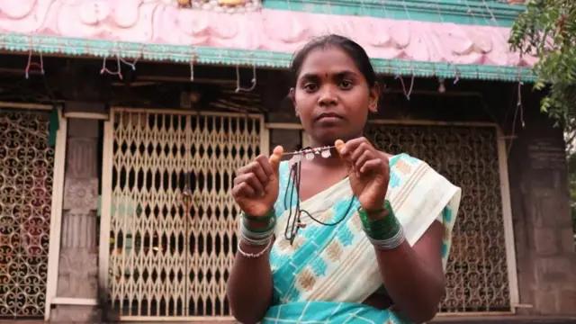 Shilpa duro siwaju ile ijọsin oriṣa Hindu pẹlu ẹgba ọrun lọwọ rẹ eyi to n ṣafihan ibasepọ laarin rẹ ati oriṣa to gbe e niyawo