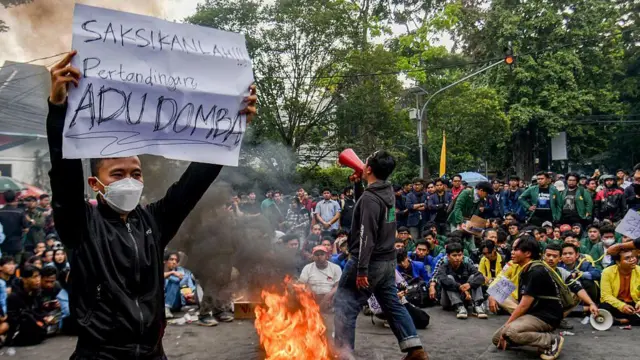 Demo hari ini: Kronologi polisi menembakkan gas air mata di kampus Unisba  Bandung - BBC News Indonesia