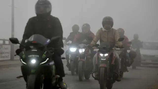 কুয়াশার কারণে সড়ক যোগাযোগে সাময়িক বিঘ্ন ঘটতে পারে বলে জানিয়েছে আবহাওয়া অধিদপ্তর।