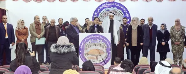 ليلى مصطفى تلقي كلمة أمام مجلس الرقة المدني