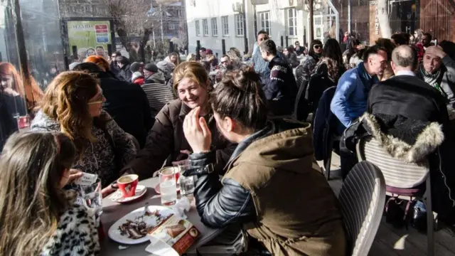 به گفته اتحادیه غذافروشان پریستینا، این شهر ۲۰۰٫۰۰۰ نفری بیش از یکصد کافه دارد