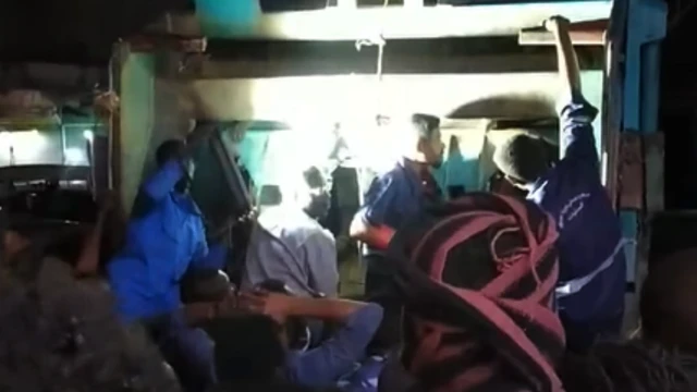 عمال الإنقاذ يحاولون تحرير صبي يبلغ من العمر 10 سنوات محاصر في شاحنة قمامة في الخرطوم، السودان، الثلاثاء 15 فبراير/شباط 2022