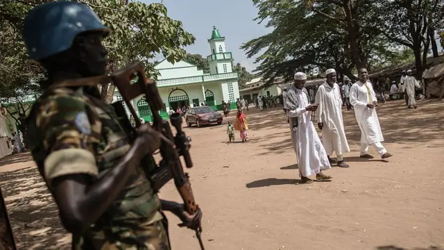 Un soldat Burundais de la Minusca surveille une mosquée à Bangui, lors de la visite du Pape en 2015.