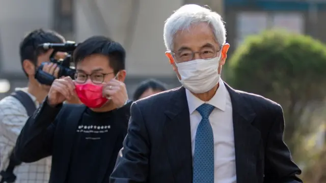 李柱铭（右）抵达西九龙法院大楼（16/2/2021）