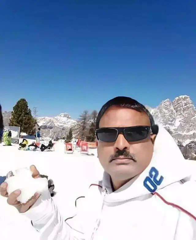 'বরফ' হাতে কামরুজ্জামান কামরুজ্জামান