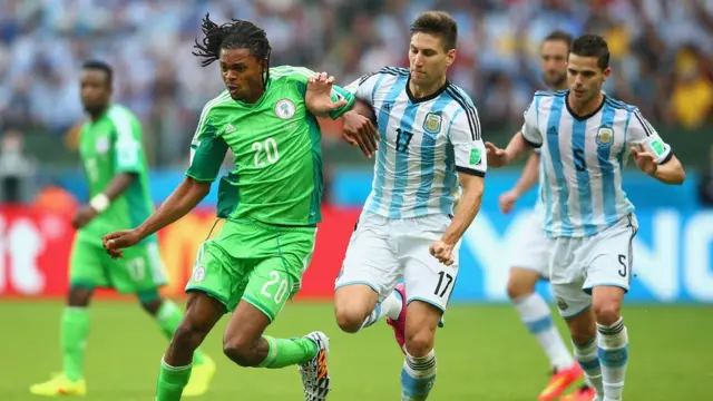 Michael Okechukwu Uchebo de la selección de Nigeria y Federico Fernández de Argentina, durante el Mundial 2014, en Brasil.