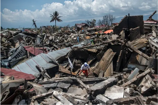 ఇండోనేసియాలో సునామీ విధ్వంసం