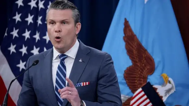 Pete Hegseth parmağını sallayarak konuşurken