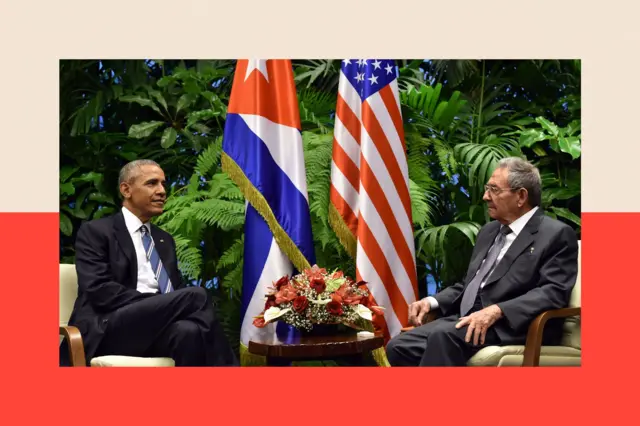 Tổng thống Barack Obama (trái) và Tổng thống Cuba Raul Castro gặp nhau tại Cung điện Cách mạng ở Havana 