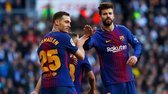 Piqué junto a Vermaelen