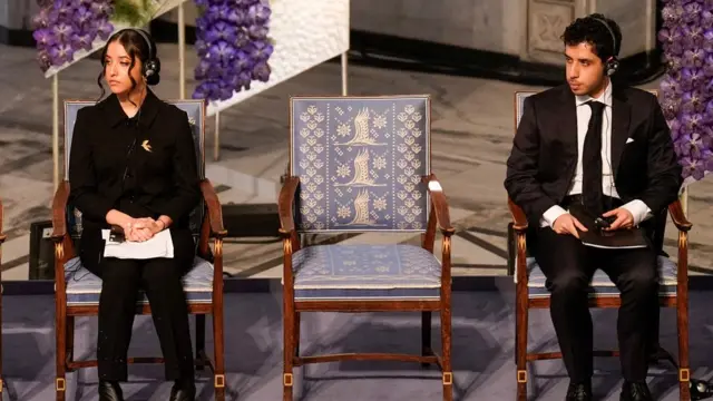 母モハンマディ氏の代わりにノーベル平和賞授賞式に出席した娘キアナ氏と息子アリ氏