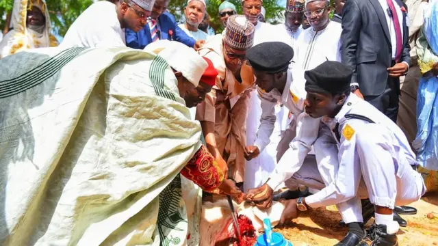 Shugaba Buhari yayin da yake yanka ragonsa a Daura jim kadan bayan sallar idi