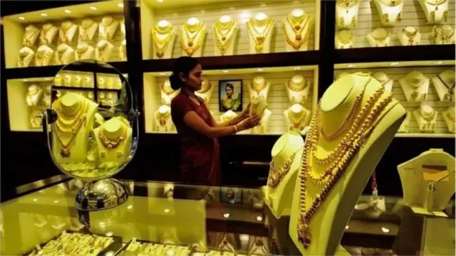 স্বর্ণ বিক্রি করতে গেলে বৈধতার কাগজপত্র দেখাতে হবে