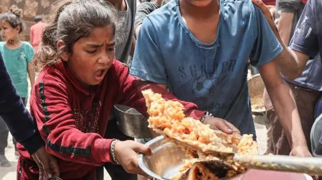 गाझा पट्टीत एका स्वयंसेवी संस्थेने पॅलेस्टिनी लोकांना अन्न आणि पिण्याचे पाणी वितरित केले. (फोटो - 12 मे 2025)