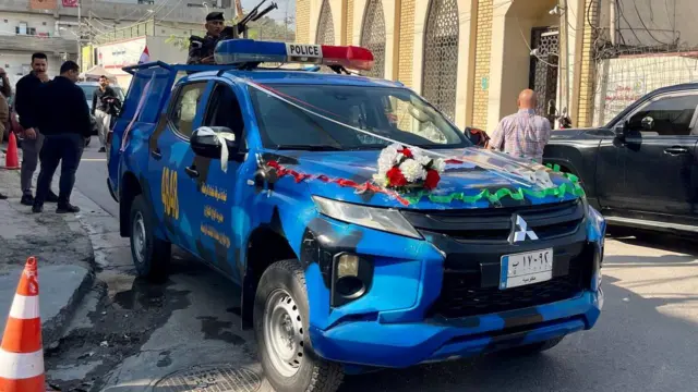 یک ماشین نیروهای امنیتی عراق که مثل ماشین عروس گل‌آرایی شده است