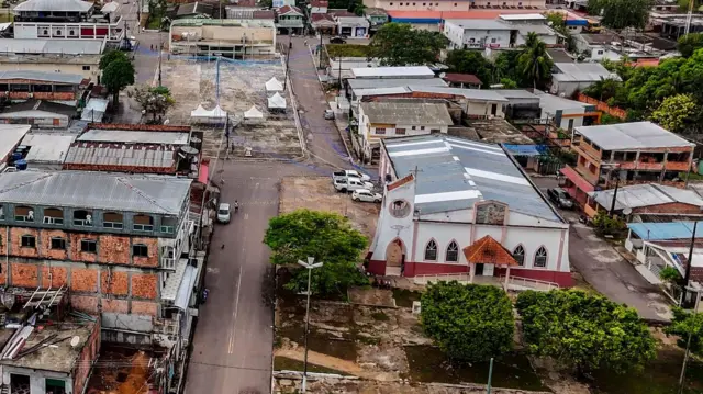 Imagem aérea de igreja São Pedro, em Manaquiri