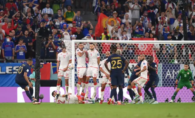 Франция - Тунис оюнунда Кыргызстандын желегин байкоого болот...