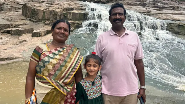 ਦੇਵੱਕਾ ਆਪਣੇ ਪਤੀ ਰਵਿੰਦਰ ਅਤੇ ਧੀ ਨਾਲ