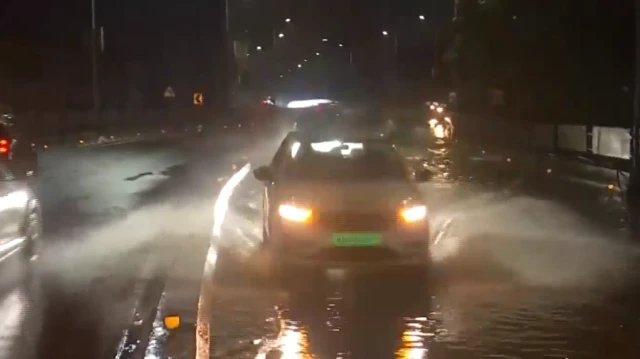 મહારાષ્ટ્ર ચોમાસું, મુંબઈમાં ભારે વરસાદને કારણે જનજીવન ઠપ, મેટ્રો સ્ટેશનમાં પાણી ભરાયા, ક્યાં કેવી સ્થિતિ, બીબીસી વૅધર, બીબીસી હવામાન, ચોમાસું બીબીસી સમાચાર, બીબીસી ન્યૂઝ ગુજરાતી