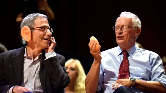 Entrega de los premios IG Nobel por el estudio del crecimiento de las orejas