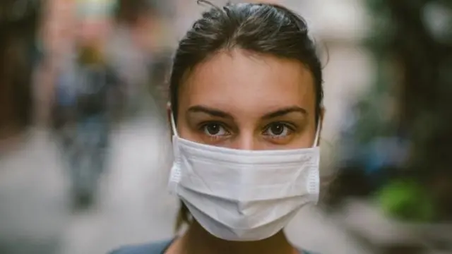 मास्क लगाएकी महिला