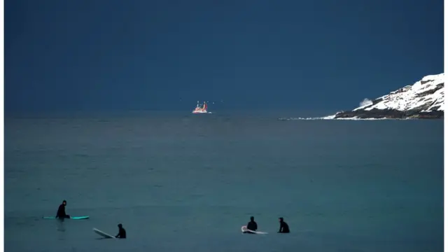 Спортсмены учатся вставать на доску