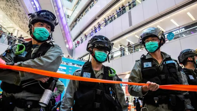 полиция в одном из торговых центров гонконга
