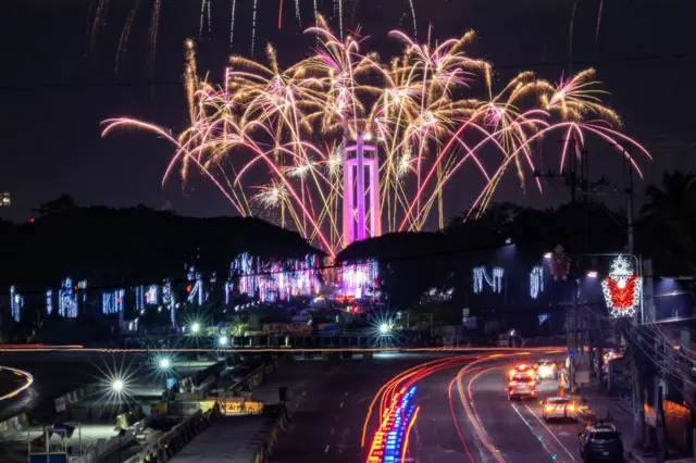 Manila Rings In The New Year MANILA, PHILIPPINES - JANUARY 01: Fireworks explode over Quezon Memorial Circle as Filipinos usher in the New Year on January 01, 2022 in Quezon city, Metro Manila, Philippines. Large celebrations to ring in the new year pushed through in Metro Manila despite coronavirus cases surging over the Christmas week which experts fear is fueled by the more contagious Omicron variant. The Philippines reported nearly 3,000 cases on the last day of the year, the highest daily count in two months. (Photo by Ezra Acayan/Getty Images)