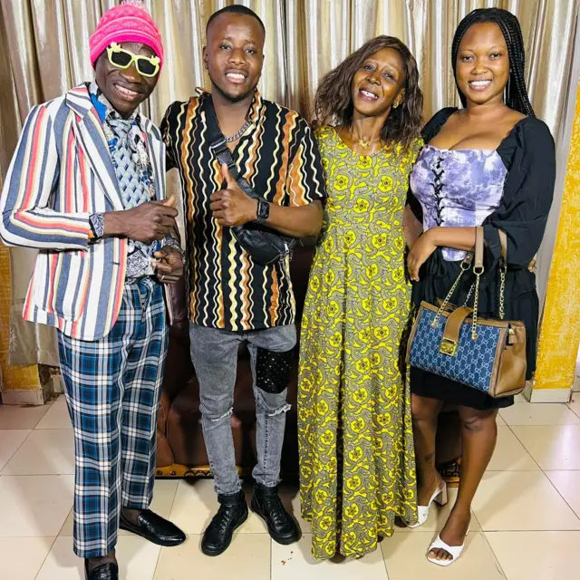 Le Général Tchoutchoubatchou et son actrice Asmao pose avec les acteurs Siriki et Fati de la série Bobodiouf