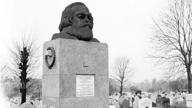 หลุมศพของคาร์ล มาร์กซ์ ที่สุสานไฮเกตในกรุงลอนดอน