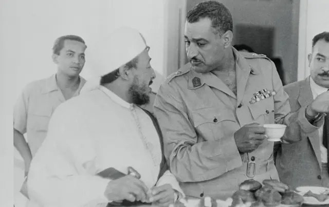 Pemimpin Mesir, Gamal Abdel Nasser (kanan) dan Perdana Menteri Yaman, Saif El Islam El Hassen, berbincang di sela-sela Konferensi Asia-Afrika di Bandung, pada 1955.