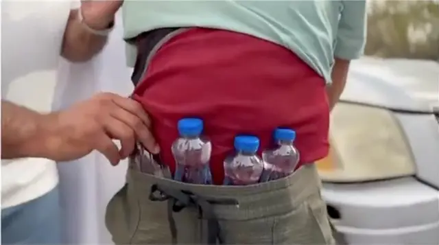 अवैध मदिरा शरीरमा लुकाएका एक व्यक्तिलाई पक्राउ गर्दै कुवेती प्रहरी