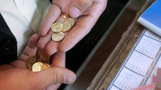 با اعلام سیاستهای جدید ارزی دولت و برخورد با دلالان، دسترسی به ارز سخت شد و بعضی از سرمایهگذاران به خرید سکه طلا روی آوردند