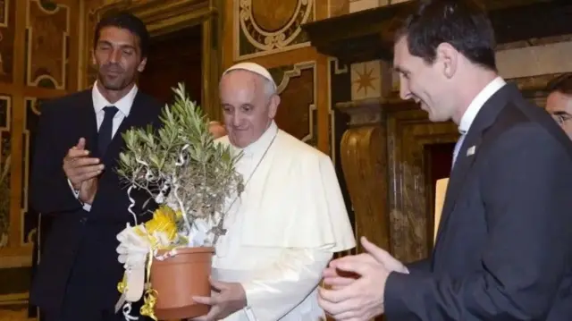 Pope-ka oo ay la joogaan Buffon iyo Messi