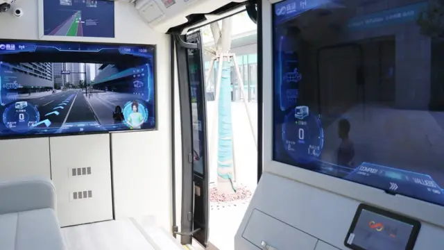 亚运村运用虚拟实境(AR)技术的无人驾驶小巴内部。