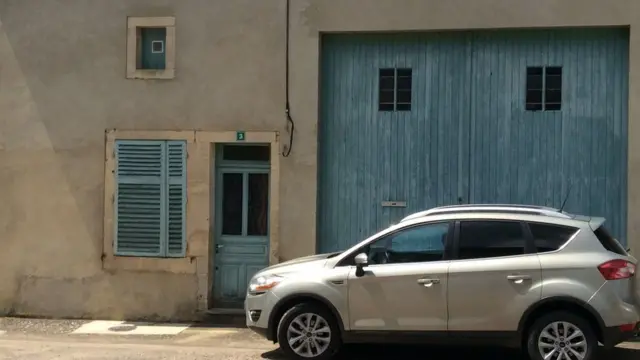 警察は容疑者の自宅から極右思想を示す記号がデザインされたTシャツが見つかったと明らかにしている