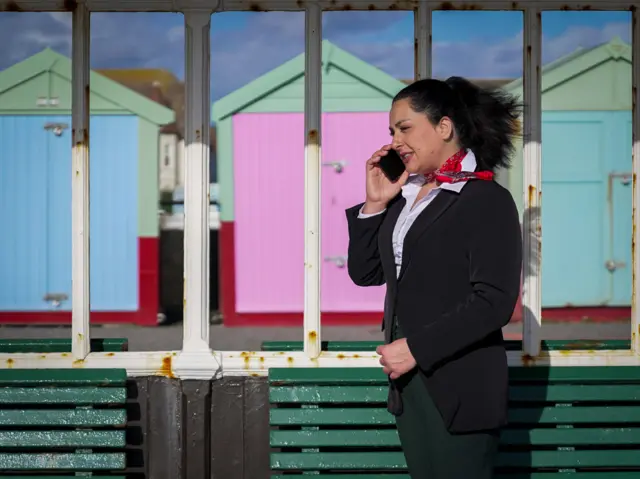 प्रत्येक दिन एन्जेलालाई नयाँ विद्यार्थीहरूको सयौं फोन कल आउँछन्