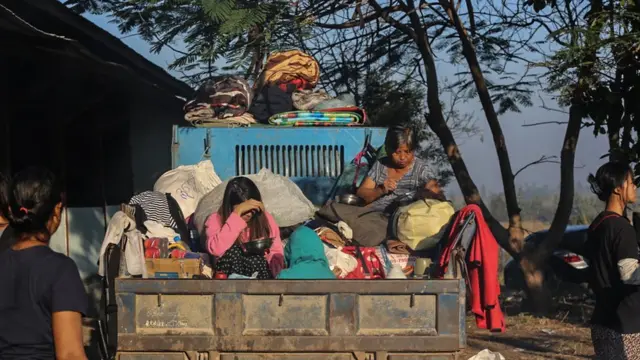 လေးကေ့ကော်တိုက်ပွဲတွေကြောင့် ဘေးလွတ်ရာ ထွက်ပြေးတိမ်းရှောင်ရတဲ့ ဒေသခံထောင်ချီရှိနေပြီး အများစုဟာ မြန်မာ-ထိုင်းနယ်စပ်သောင်ရင်းမြစ်ကမ်းဘေးတစ်လျှောက်မှာ ယာယီခိုလှုံနေကြရပါတယ်။