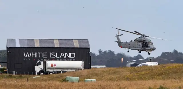 Helikopter Angkatan Udara Kerajaan Selandia Baru lepas landas dari Bandara Whakatane untuk kembali ke Pulau Putih pada Jumat (13/12) untuk mengambil delapan jasad korban yang diperkirakan masih berada di pulau tersebut
