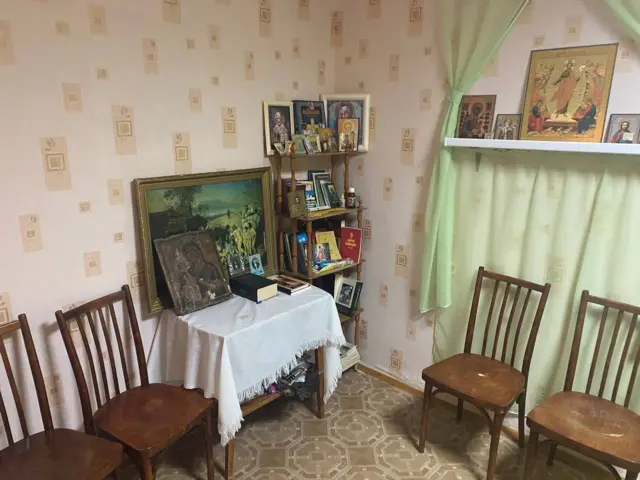 В спецжилдоме есть общая гостиная с тренажерами