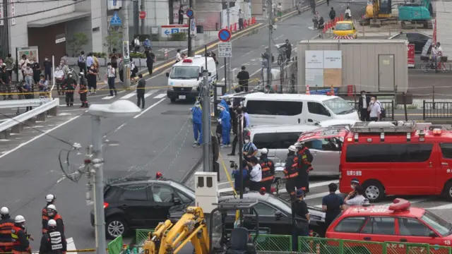 Equipesbet77 homeemergência na praça da estação Kintetsu Yamato-Saidaiji após o ataque a Abe