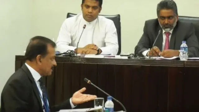 ජාතික බුද්ධි ප්‍රධානී විශ්‍රාමික නියෝජ්‍ය පොලිස්පති සිසිර මෙන්ඩිස් කාරක සභාව ඉදිරියේ සාක්ෂි දෙමින්