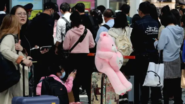 4月28日,上海虹橋車站出行排隊的乘客。