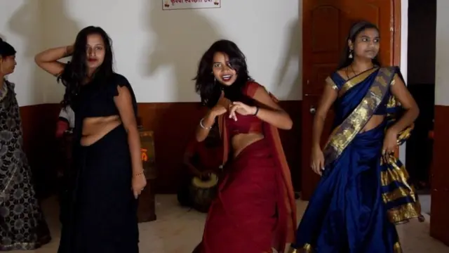 लावणी करती महिलाएं