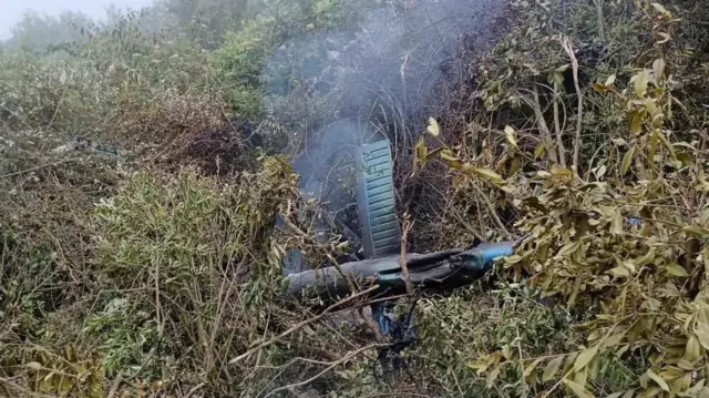 नुवाकोटको सूर्यचौर जङ्गलमा दुर्घटनाग्रस्त हेलिकप्टरको भग्नावशेष
