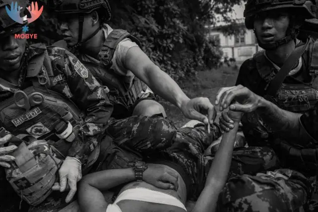 ထိခိုက်ဒဏ်ရာရတဲ့ တော်လှန်ရေးတပ်ဖွဲ့ဝင်ကို ကုသပေးနေတဲ့ Mobye Recue Team