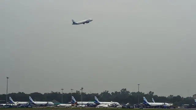 "நான்கு லட்சம் கோடி செலவில் 100 விமான நிலையங்கள்'